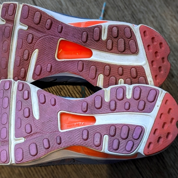 Barely used women's 7.5 Nike running shoes - Picture 7 of 9